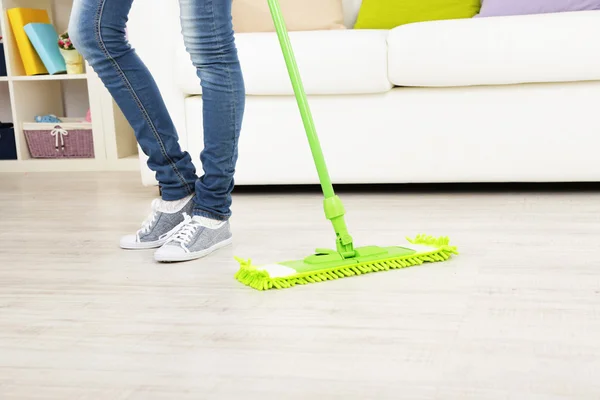 Mujer con fregona limpiando suelo de madera del polvo — Foto de Stock