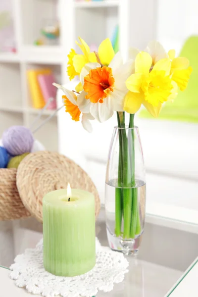 Belles fleurs printanières en vase sur fond intérieur de la maison — Photo