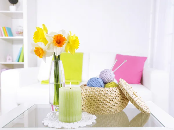 Piękne wiosenne kwiaty w wazonie na tle wnętrza domu — Zdjęcie stockowe