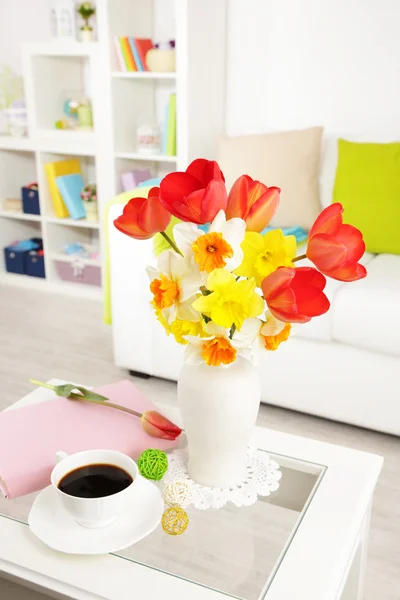 Lindas flores de primavera em vaso em casa interior fundo — Fotografia de Stock