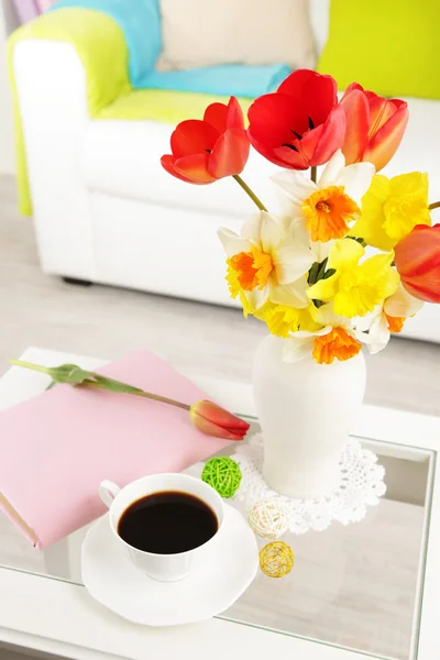 Hermosas flores de primavera en jarrón en el fondo interior del hogar — Foto de Stock