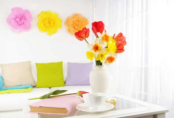 Hermosas flores de primavera en jarrón en el fondo interior del hogar — Foto de Stock