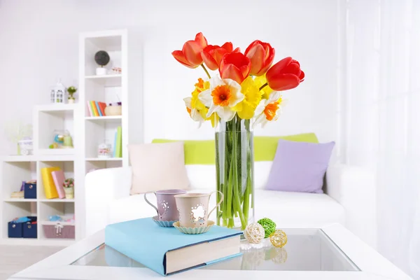 Belles fleurs printanières en vase sur fond intérieur de la maison — Photo