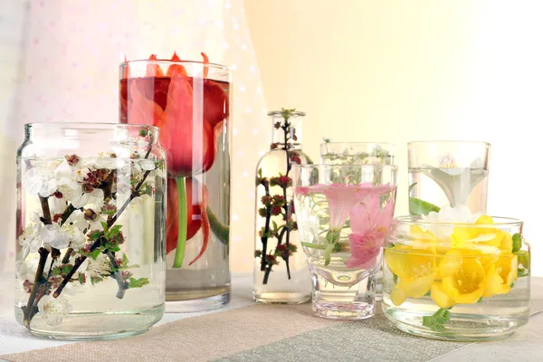 Flores de primavera sumergidas en el agua de cerca —  Fotos de Stock