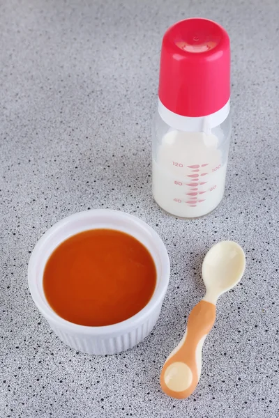 離乳食とテーブルの上のミルクをクローズ アップ — ストック写真
