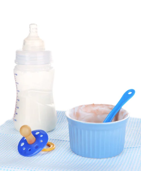 Παιδικές τροφές και γάλα που απομονώνονται σε λευκό — Φωτογραφία Αρχείου