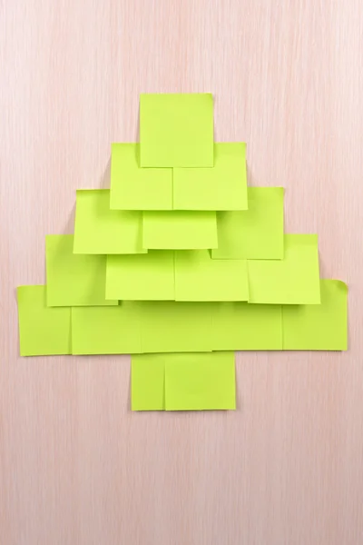 Χριστουγεννιάτικο δέντρο φτιαγμένο από αυτοκόλλητα Σημείωση close-up — Φωτογραφία Αρχείου