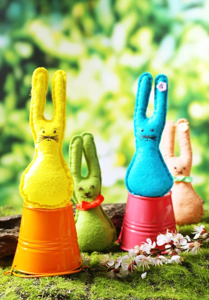 Coelhos de Páscoa artesanais engraçados na grama verde Imagem De Stock