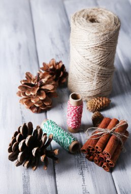 Doğal yumru, iplik, ahşap zemin üzerine tarçın çubukları ile kompozisyon