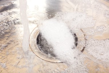evye delikten aşağı akan su