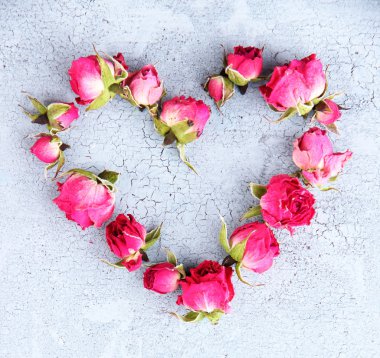 eski ahşap zemin üzerinde güzel pembe kurutulmuş güllerden kalp