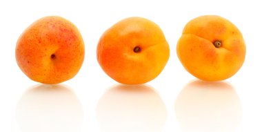 Olgun tatlı kayısı üstüne beyaz izole