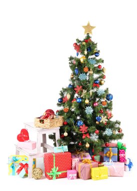 beyaz izole hediyeler ile dekore edilmiş Noel ağacı