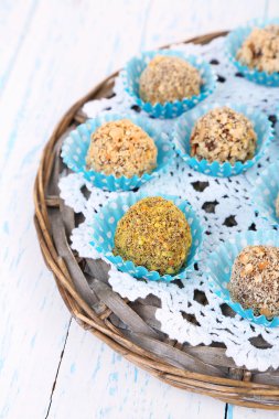 çikolata şekerleme, hasır mat ahşap zemin üzerinde bir dizi