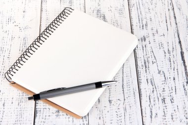 defter kalem rengi ahşap zemin ile