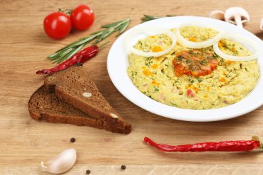 Bir kase taze humus, yaklaşın.