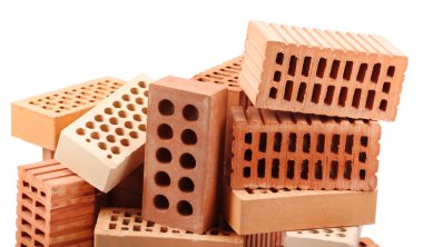 Yeni tuğlalar, üzerinde beyaz izole 