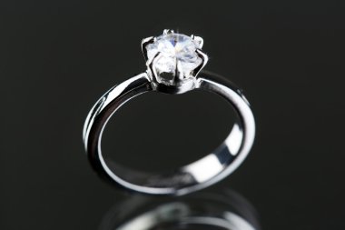 Güzel elmas yüzüğü gri arka plan üzerinde