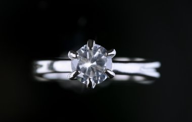 Güzel elmas yüzüğü gri arka plan üzerinde