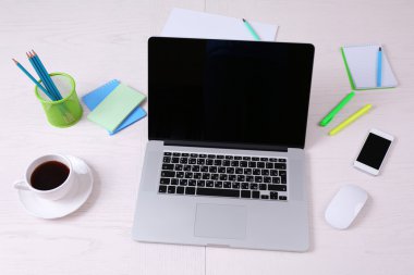 ahşap masa üzerinde açık dizüstü bilgisayar ile ofis işyeri