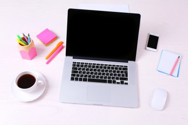 ahşap masa üzerinde açık dizüstü bilgisayar ile ofis işyeri