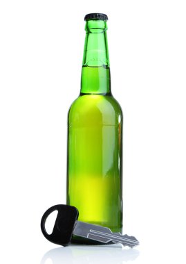araba anahtarı ve bir bira, üzerinde beyaz izole kompozisyonu