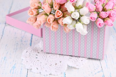 çiçek hediye kutusunda ahşap masa yakın çekim