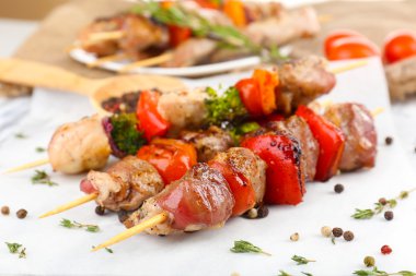 ahşap masa üstünde domuz kebap yakın çekim