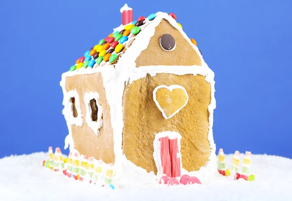 Lebkuchenhaus auf blauem Hintergrund — Stockfoto