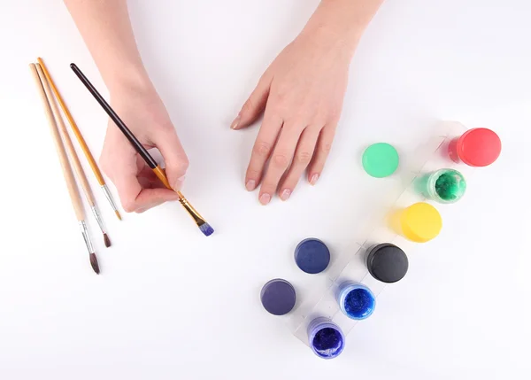 Escova de mão com tintas isoladas em branco — Fotografia de Stock