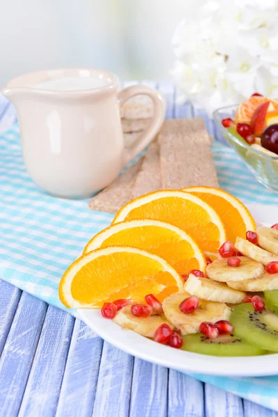 Γλυκό φρέσκα φρούτα στο πιάτο σε κοντινό πλάνο του πίνακα — Φωτογραφία Αρχείου