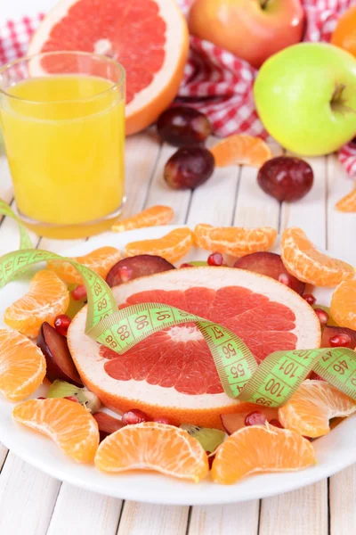 Zoete vers fruit op plaat op tabel close-up — Stockfoto