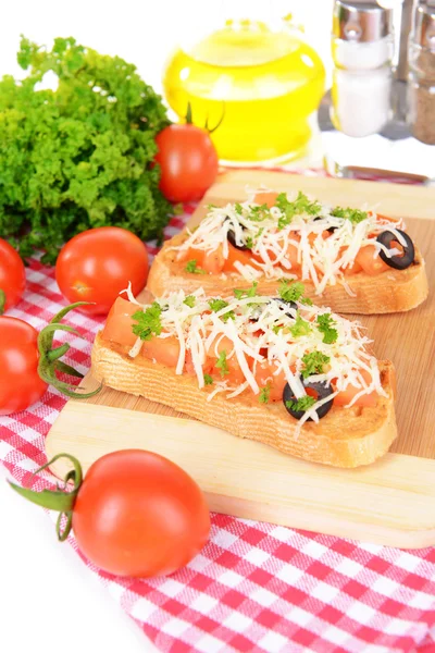 Deliziosa bruschetta con pomodori sul tagliere primo piano — Foto Stock