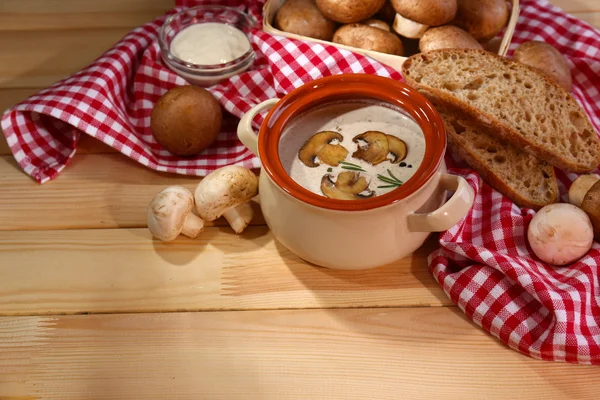 生理用ナプキン、木製の背景上に鍋にマッシュ ルーム スープ — ストック写真