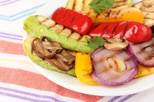 Läckra grillade grönsaker på tallriken på bordet närbild — Stockfoto