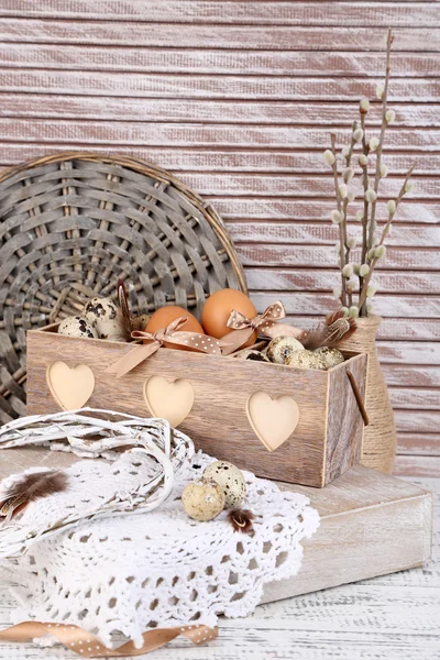 Hermosa composición de Pascua en mesa de madera — Foto de Stock