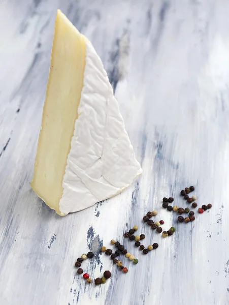 Schmackhafter italienischer Käse auf Holztisch — Stockfoto