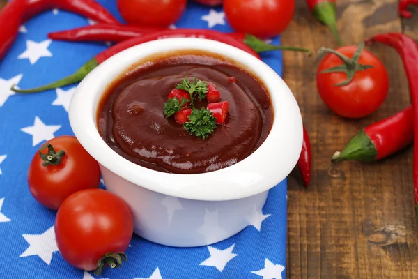 Tomatensauce in Schüssel auf Holztisch in Großaufnahme — Stockfoto