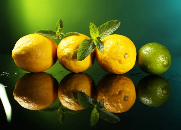 Лимоны и лайм на темном фоне — стоковое фото