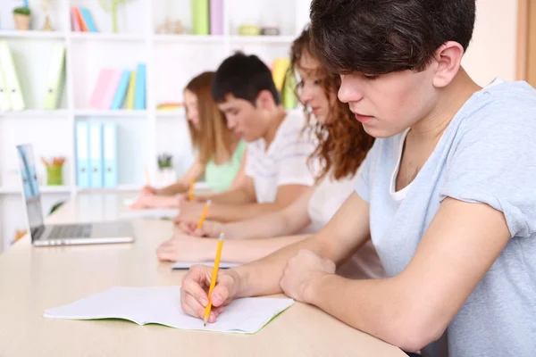 Grupa młodych studentów siedzi w klasie — Zdjęcie stockowe