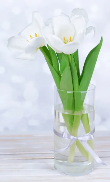 束美丽的白色郁金香上浅色背景表格 — 图库照片