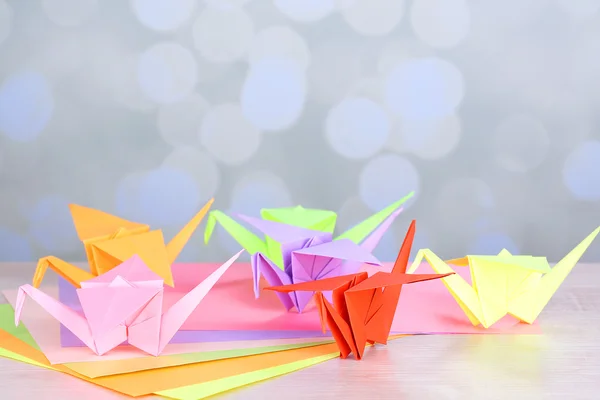 Gruas de Origami na mesa de madeira, no fundo claro — Fotografia de Stock