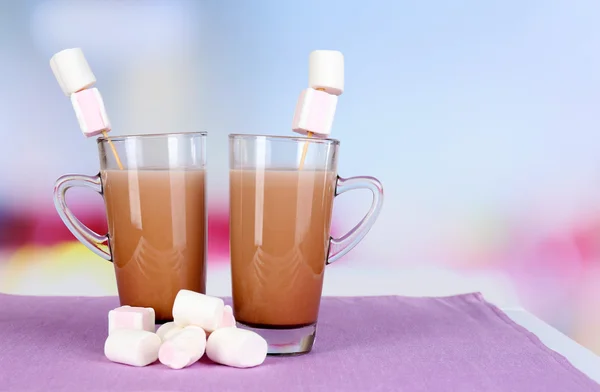 Heiße Schokolade mit Marshmallows, auf hellem Hintergrund — Stockfoto