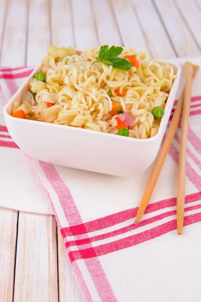 Νόστιμο στιγμιαία noodles με λαχανικά σε μπολ σε κοντινό πλάνο του πίνακα — Φωτογραφία Αρχείου