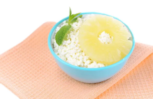 Lezzetli peynir ile ananas, üzerinde beyaz izole kase — Stok fotoğraf