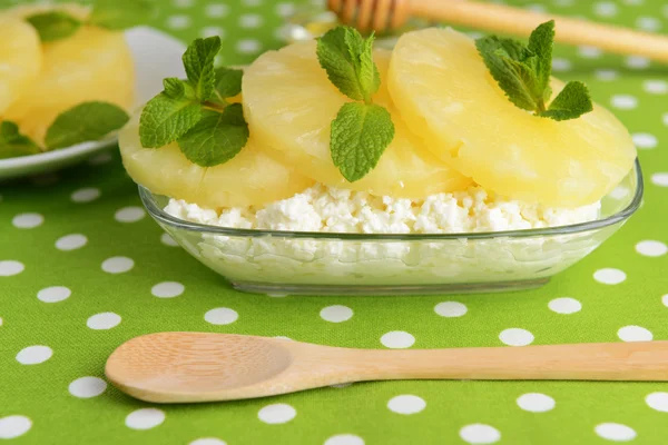 Lezzetli peynir ananas ile bir kase, yakın çekim — Stok fotoğraf