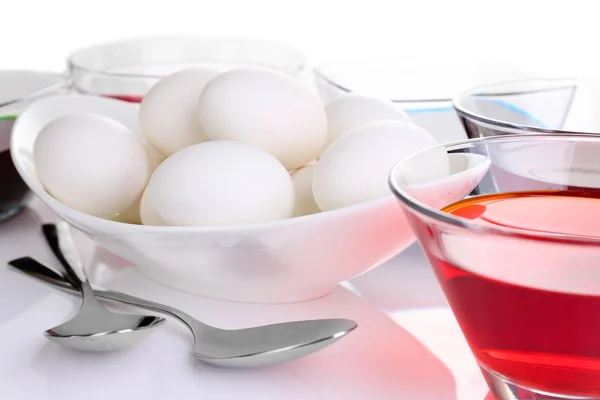 Eieren met vloeibare kleur in glazen kommen close-up — Stockfoto