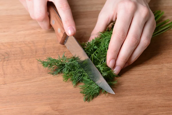 Gehackter Dill auf Holzbrett in Nahaufnahme — Stockfoto