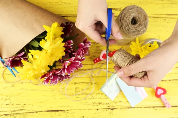 Frauenhände komponieren schöne Bouquet, Nahaufnahme. Florist bei der Arbeit. Konzeptfoto — Stockfoto