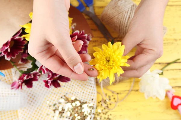 Žena ruce skládání krásné kytice, close-up. květinářství v práci. konceptuální fotografie — Stock fotografie